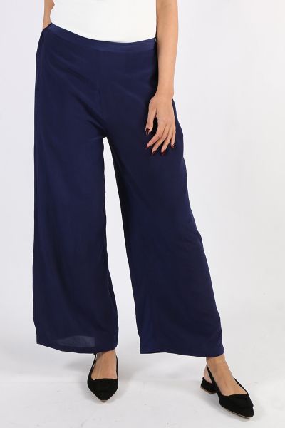 Anupamaa in Pure Silk Crepe De Chine Palazzo Pant, with elasticated waist and wide leg look and has side pockets. For Summer in the city and a fresh look team with white Shirt, and ultra flat tan sandal. Perfect for smart dressing with a summer and resort