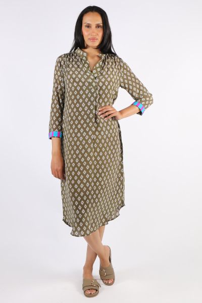 Sharp and polished, this collared dress keeps your style on point for the season. Taking you from desk to dinner, this silk dress features an overall print with 3/4 sleeves. With a V neck that gives you a leaner look, this dress falls just below your knee