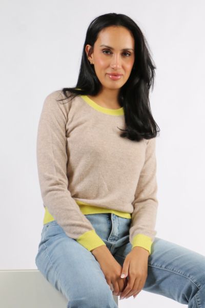 A bit of a retro vibe this season by Aldo Martins is a go to for the season. The cashmere jumper has round neck and long sleeves and is finished with contrasting trims at neckline, hem and cuffs. Style it with wide leg jeans and boots.
