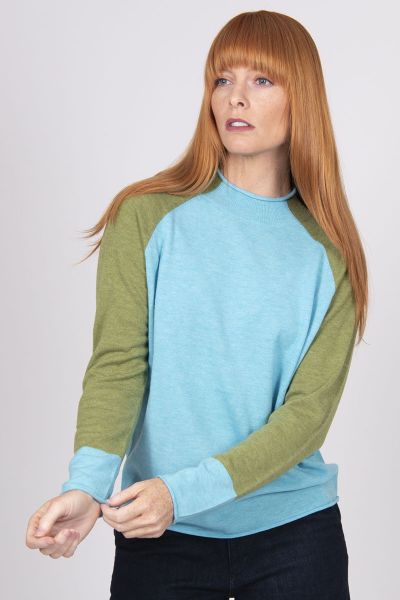 Go for a striking head turning jumper by Bridge and Lord. The colourblock cashmere and merino blend jumper in striking tones is high crew neck jumper with raglan sleeves with a ribbed neckline and rolled finish. BL5617.
