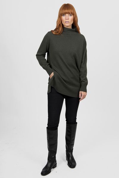 This season, the BL6623 Funnel Neck Tunic is redefining modern knitwear with its bold, fashion forward design. A favourite among HQ and retail partners alike, its relaxed silhouette and striking funnel neckline deliver contemporary style and versatility. 