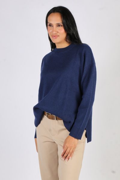 The premium 70% Australian Merino Wool and 30% Cashmere blend delivers warmth and softness in spades. The elegant crew neck features soft ribbing which sits well over a shirt or t-shirt. Longer Ribbing at the cuff and hem deliver shape and detail. The hem