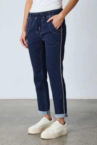 Comfort and Style meet and have created a beautiful pull up jean that is super comfy to wear and washes so well. Thinking of what to wear on the next plane trip? These will be the answer. Casual jean with elasticated waist and adjustable drawstring tie. N