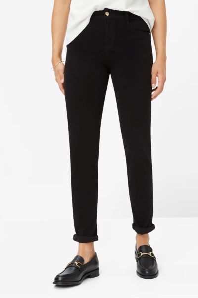 A classic for women the Style SHAKIRA. In stylish combinations, the modern skinny jeans ensure a successful look. The slim fit women pants with a regular waist have a slim cut that flatters the legs. The elaborate pocket design gives the pants a proven to