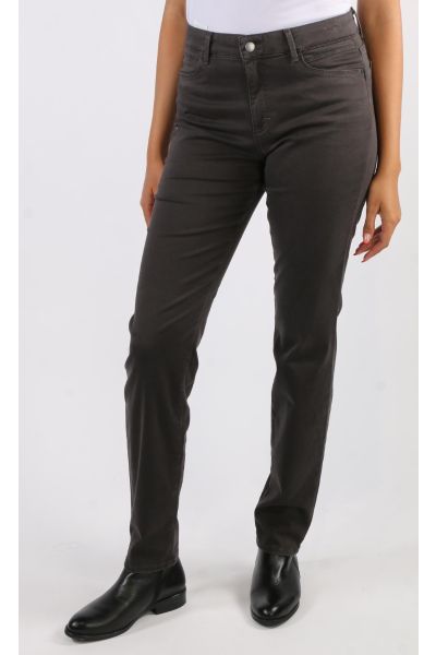 The Style SHAKIRA is a favorite for women. Rounded off with sneakers or ankle boots, the five pocket pants are perfect for creating combinations. The slim fit womens pants impress with a slim leg and a regular waist. The elaborate pocket design gives the 