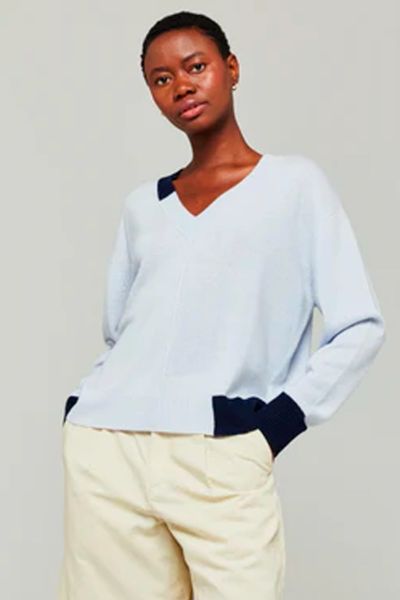 The Maria Jumper by Brodie has an easy vibe with a fun twist. The jumper has a V neck with full sleeves and centre seam detail with accented colour pop details finished with ribbed cuffs and hem is a perfect cozy and stylish piece. Style BS258142.