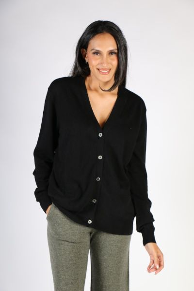 Bring it back in style with the Grandpa Cardigan from Campbell & Co. Made from 100% cashmere, this cardi features a v-neck, front prockets and button through closure along the front. Layer this cardigan over your tees and shirts for instant cosiness!