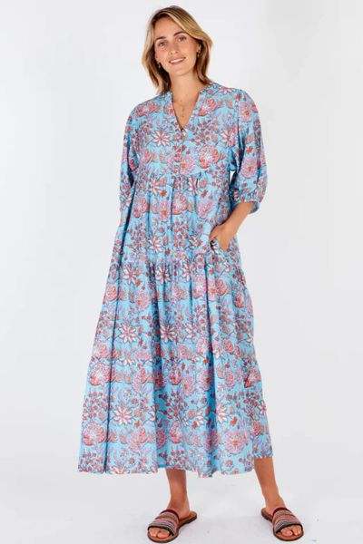 The relaxed fit Cancun Maxi Dress by Ibisa is an easy and relaxed dress that is perfect for those summer days. In an overall floral print, the dress has an open neck and front button closure with 3/4 gathered sleeves. Finished with a tiered design that fl