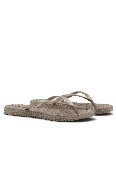 Perfect thongs by ILSE JACOBSEN. Our Cheerful flip flops are made with air rubber, with induced air to make it lightweight and flexible. They are comfortable to wear, and the braided structured sole creates a gentle massage effect. Our flip flops come in 