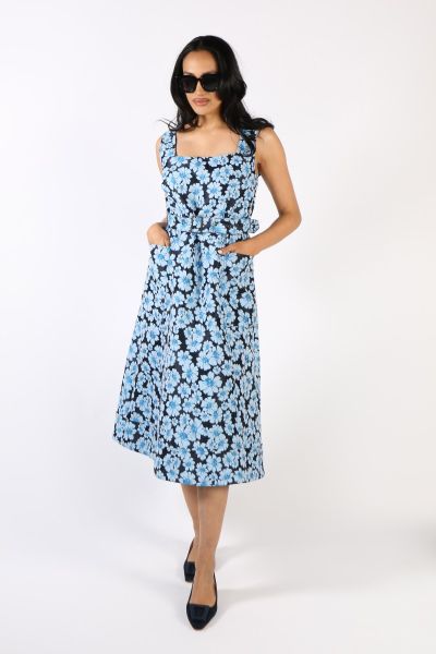 The Singing the Blues fabrication showcased in our Peard with Flowers dress perfect for injecting some bold florals into the spring rotation. This structured dress features tie waist belt, and A line cut for a flattering fit. Wear on its own or layer with