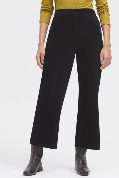 The perfect pant for the season by Nice Things is here. In a soft washed jumbo cord, the wide leg pant in a slightly cropped length is a perfect pair that seamlessly adapts to your wardrobe. With an elasticated waist it hugs you perfectly and can be paire