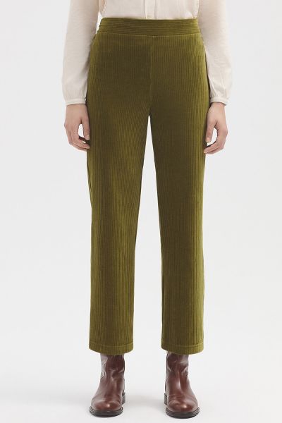 The perfect pant for the season by Nice Things is here. In a soft washed jumbo cord, the wide leg pant in a slightly cropped length is a perfect pair that seamlessly adapts to your wardrobe. With an elasticated waist it hugs you perfectly and can be paire