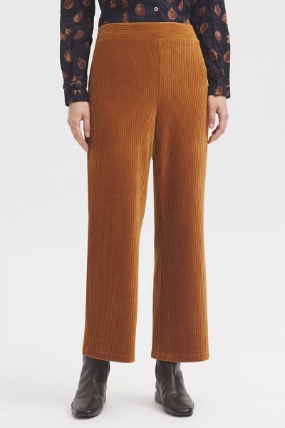 The perfect pant for the season by Nice Things is here. In a soft washed jumbo cord, the wide leg pant in a slightly cropped length is a perfect pair that seamlessly adapts to your wardrobe. With an elasticated waist it hugs you perfectly and can be paire