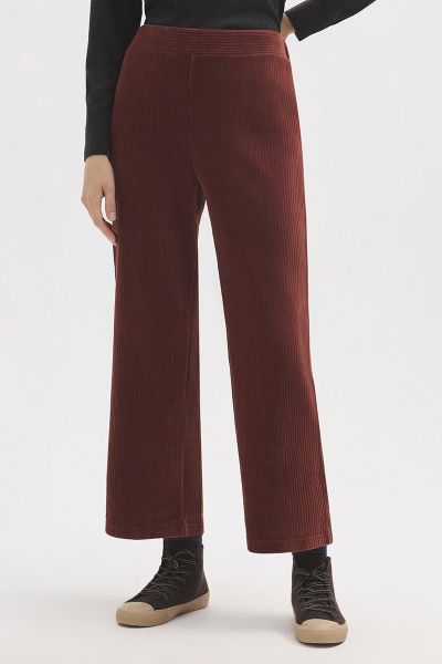 The perfect pant for the season by Nice Things is here. In a soft washed jumbo cord, the wide leg pant in a slightly cropped length is a perfect pair that seamlessly adapts to your wardrobe. With an elasticated waist it hugs you perfectly and can be paire