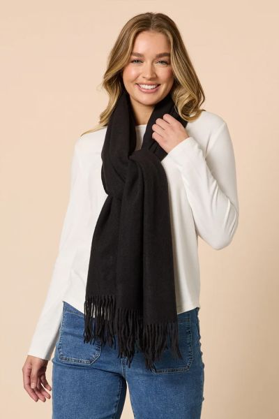 Stay warm and cosy during the chilly winter months with our luxurious soft scarf. It is the perfect addition to your winter wardrobe, allowing for stylish layering while providing maximum comfort. 48481.
