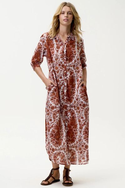 Made from 100% washed cotton, the Daisy is a laid back button down shirt dress featuring a flowing full length cut, a soft collar, and practical side pockets. Designed for easy movement and all day comfort, it is ideal for relaxed holiday dressing. 7705 7