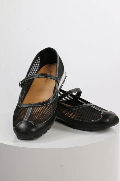 Refresh your modern wardrobe with these timeless flats from Diana Ferrari. The mesh top with leather bottom keeps your best fashion foot forward. AVAH s everyday style is effortless and versatile, perfect for work and the weekend.
