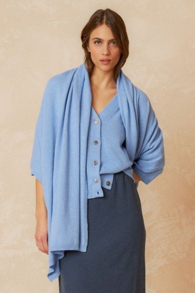 Scarves are our best friends to fight the cold. And this one in particular because, apart from keeping the heat, its range of color gives a cheerful touch to your look. style FG4523.