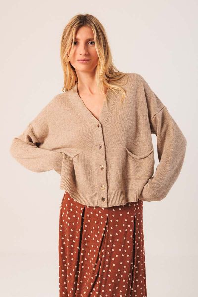 This knitted jacket in wool and cashmere can be combined with everything. With a V neckline and buttons in the middle, it has a relaxed, trendy fit. FG506.
