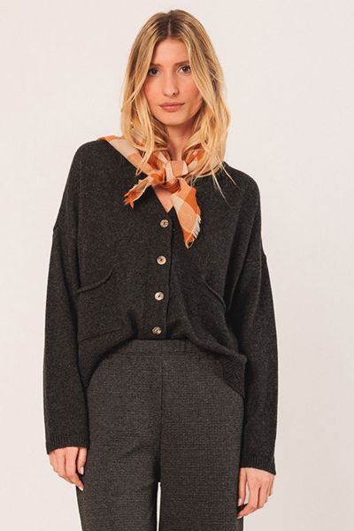 This knitted jacket in wool and cashmere can be combined with everything. With a V neckline and buttons in the middle, it has a relaxed, trendy fit. FG506.
