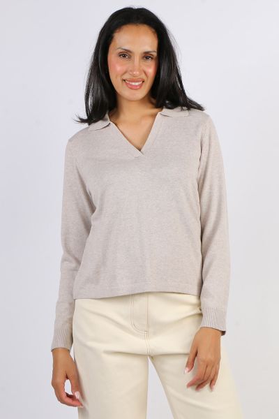 A softly structured knit you will reach for on repeat. The Be Good Sweater features a flattering V neck with a subtle collar, full length sleeves and a straight hem with fine rib trims. Knitted in FOIL s cotton cashmere blend, it drapes beautifully withou