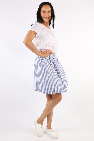 Zoe skirt in gorgeous soft rayon, Such a great style, with a wide elasticised waist, pockets. falling to just above the knees. One size fitting most from size 8 size 16.
