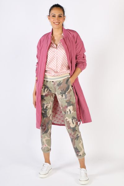 Beautiful, casual microfiber coat in a olive. The coat can be closed with a 2-way zipper. A comfortable, elastic cuff is worked into the neckline. The coat is embroidered on the back with the cool Funky Club logo. The coat is cut oversized, and can be sty