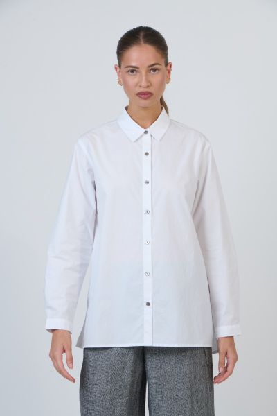 GA665 brings new dimension to the classic button down. Crafted from 100% poplin, it features a sharp pointed collar and full button placket that accentuates its modern form. The oversized, boxy silhouette drapes effortlessly with a slightly extended back 