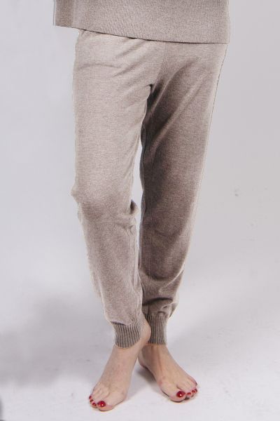 Beautifully styled, Bridge and Lord have nailed the design of their Essential Lounge Pant. These pants in signature Merino and Cashmere blend are beautifully soft and easy to relax in. It has an elastic waist with adjustable drawstring for a perfect fit a