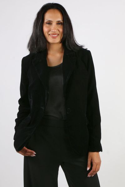 The Palazzo Velvet Blazer exudes timeless sophistication with a touch of modern glamour. Crafted from luxuriously soft velvet, this tailored blazer is designed to elevate any outfit with its rich texture and elegant drape. Featuring a classic single breas