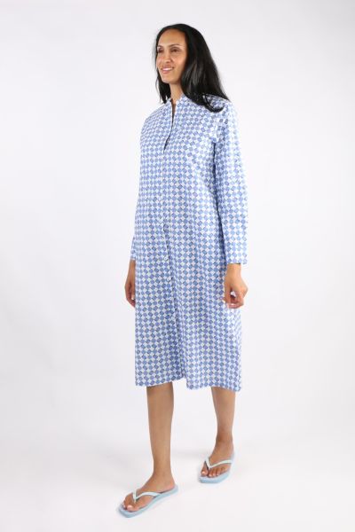 A new take on a classic button down dress, this Harper dress is where details demand a second look and shine. The Shirt dress in an overall print in cotton poplin, the dress has front button front with a mandarin collar and long sleeves. Style this dress 
