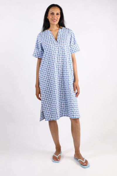 Go for an easy vibe with a head turner in this gorgeous Sami dress that is all sorts of perfect for the season. In an overall stripe, the cotton poplin dress features a round split neck, short sleeves and falls just at your knees. Perfect to be styled wit