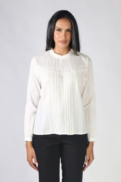We love embroidery! We're sure you do too . This straight and fitted shirt has all the embroidery you need if you want to dress in style. The round neckline with lace trim and button fastening at the back make it very flattering. style MC425,