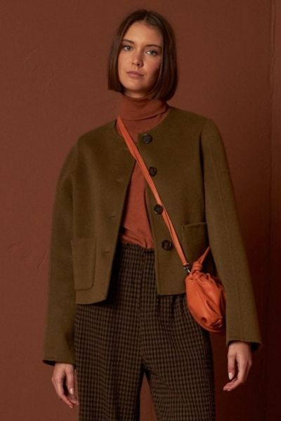 The short coat of the season. This coat gives an elegant touch to any look. It has a round collar and patch pockets on the front, which adds a different touch. It is handmade and designed to be worn a bit loose. style BY751.