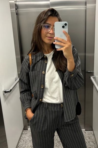 This shirt, with its classic cut and pinstripe design, features dropped shoulders and a slightly shorter front hem. It has a straight cut and tailoring style. Pair it with the matching trousers for a versatile and original total look. style DD253.