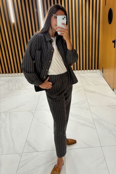 This suit pant features a mid rise and the classic pleats of this style of garment. Its regular cut ensures its neither too loose nor too tight. Made with a lightweight fabric with a pinstripe pattern. Pair it with the matching vest for a complete look! S