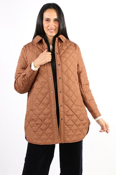 The Long Puffer Jacket is the perfect layer when you need warmth without sacrificing style. Whether you are going for a walk or are out to lunch this quilted jacket will be your go to. Featuring a stylish pointed collar, functional pockets and metal snap 