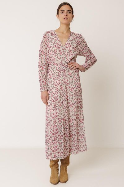 Georgette dress in sustainable viscose fabric with a V neckline at the front and back. Lantern sleeves that taper at the cuffs, and a fitted front waist that perfectly shapes the silhouette. KI195.

