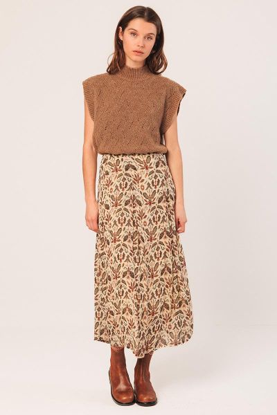 A midi skirt with a lot of volume, gathers at the waistband that add fullness, and the sustainable viscose georgette fabric giving it nice drape and movement. KI196.
