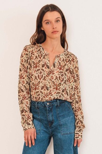 This shirt with fitted shoulders and smock details features a relaxed fit and lightweight, sustainable viscose georgette fabric. The statement making print, long sleeves and easy fit, go for a stylish look that keeps you looking fresh all day long. KI197.