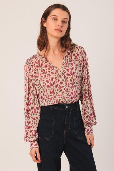 This shirt with fitted shoulders and smock details features a relaxed fit and lightweight, sustainable viscose georgette fabric. The statement making print, long sleeves and easy fit, go for a stylish look that keeps you looking fresh all day long. KI197.