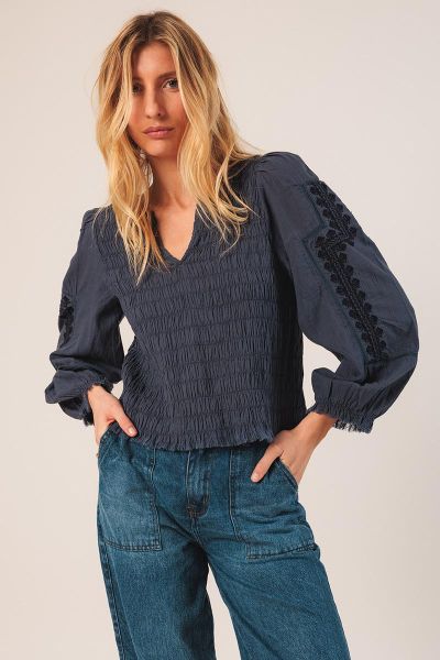 If you are looking for a romantic shirt, this is your ally for the season. Slightly dropped shoulders and balloon sleeves, plus a regular fit. Full of details like ethnic embroidery, lace inserts and pleats. Style it with easy jeans. Style KI220.
