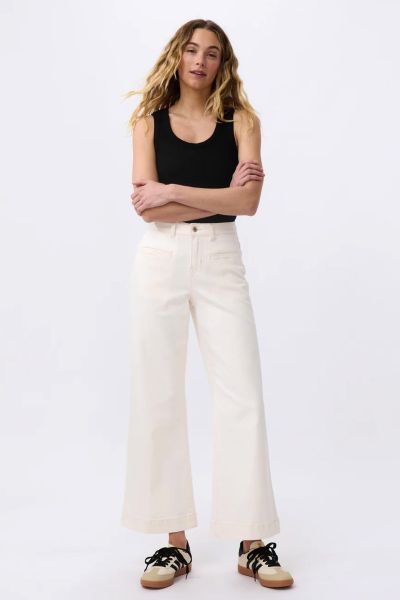 Channel chic 70s style. A modern twist on the classic wide legged jean, the Freya features a mid/high rise thats fitted at the hips with a relaxed, wide leg that flares at the knee. Works so well with one of our classic cotton tees and a pair of boots or 