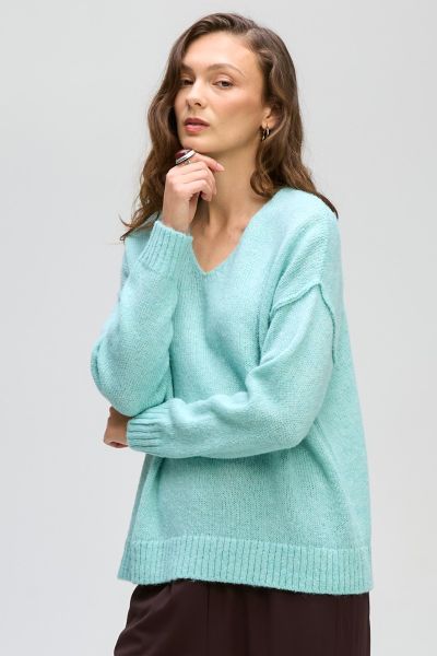 Soft, effortless and beautifully textured, the LD&Co Fluffy V Neck Jumper is a refined essential for the cooler seasons. Crafted in a lightweight fluffy knit, this piece features a flattering V neckline and a relaxed silhouette that drapes naturally over 