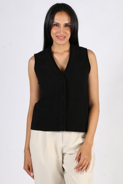 Easy Pippa Vest by Loobies story is a perfect go to for the season. In a 100% Merino, the sleeveless vest in a basket weave can be layered or worn on its own with your favourite pants or skirts. LSK2520.

