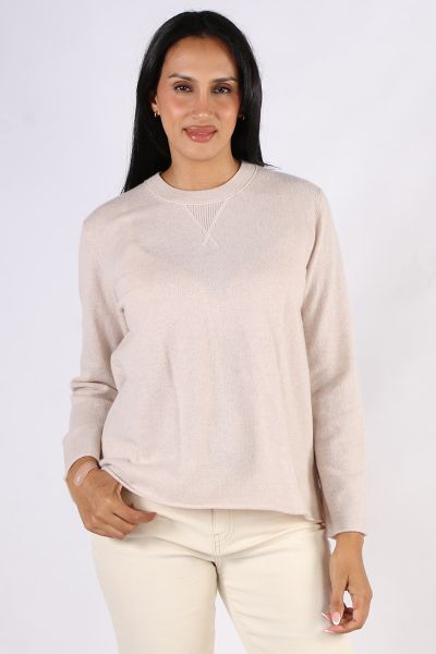 
Soft and Cozy Juniper Jumper by Loobies story makes for a perfect staple. In a Cashmere blend, the easy cardi has a long sleeves, a high round neck and finished with side split hem for easy movement. Style with easy wide leg wool pants or skirts. Style 