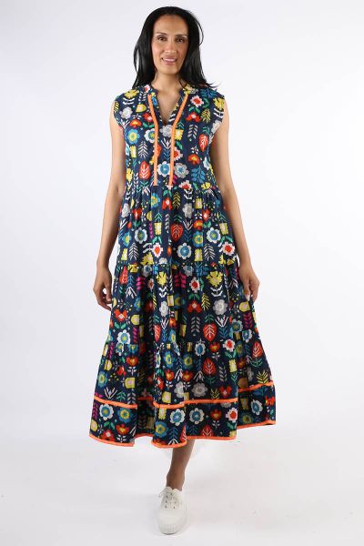 The fun easy dress for summer sashaying with your every step, Kalina is the dress for you. The sleeveless dress in a tiered design and contrasting trim details is a perfect dress for the season. Easy sneakers or gladiators for the easy brunch or on the go