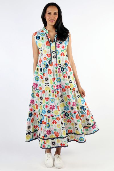 The fun easy dress for summer sashaying with your every step, Kalina is the dress for you. The sleeveless dress in a tiered design and contrasting trim details is a perfect dress for the season. Easy sneakers or gladiators for the easy brunch or on the go