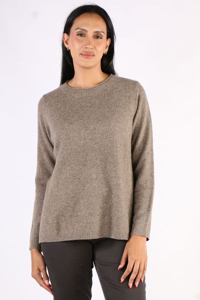 Made from super soft and luxurious yak wool, the Zonora Jumper from Mansted has a slight A-line cut with fitted shoulders and a body that flares out gently. The style features a single front pocket. and side vents for a relaxed but stylish look.