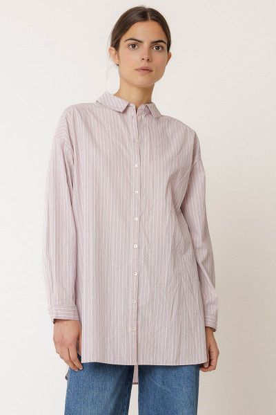 This long poplin striped shirt is a basic we should all have in our wardrobe. With its shirt collar, dropped shoulders, and side slits. MC231.
